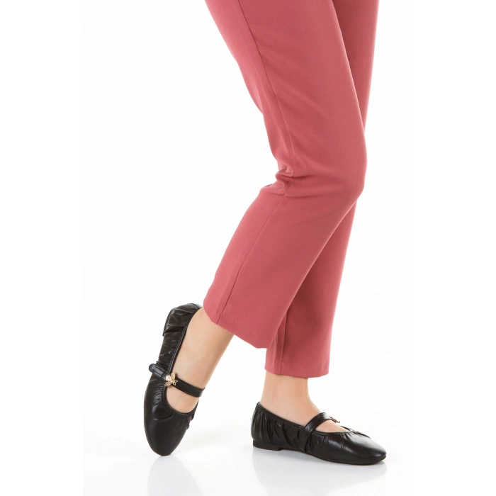 Kadın Siyah Pileli Düz Topuklu Şık Toka Detaylı Rahat Babet Ayakkabı