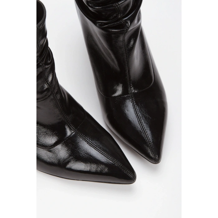 Kadın Siyah Rugan Sivri Burunlu İnce Topuklu Körüklü ve Şık Toka Detaylı Rahat Bot