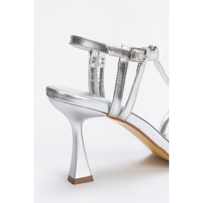Kadın Gümüş Metalik Bilekten Ayarlamalı Şık Direk Model Biye Detaylı Abiye Ayakkabı