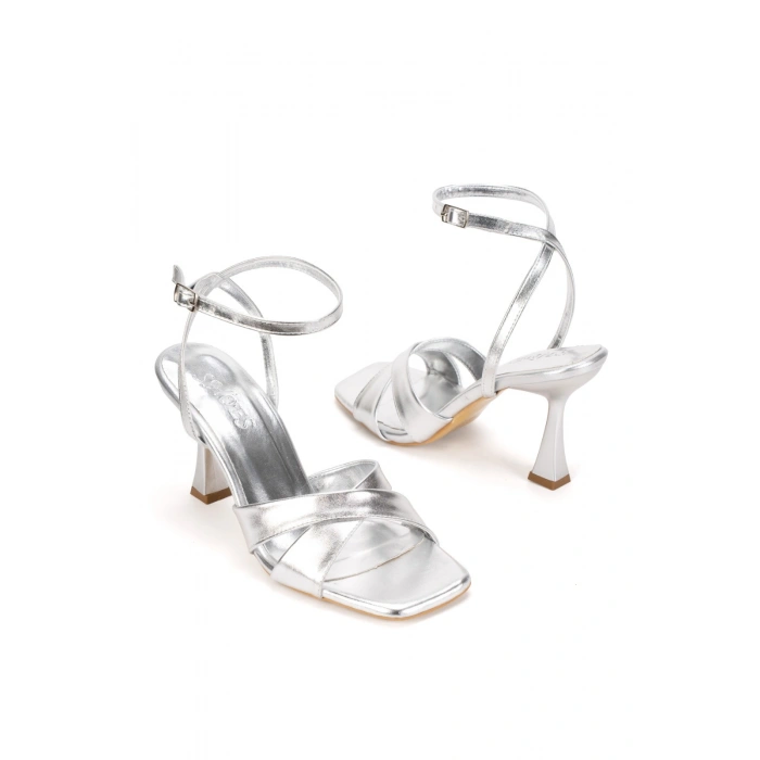 Kadın Gümüş İnce Topuklu Kedigözü Detaylı Şık Sandelet Ayakkabı