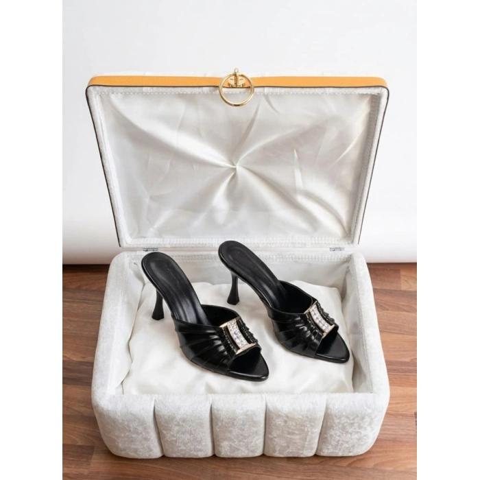 Kadın Siyah İnce Topuklu Sivri Burunlu Pileli Şık Pırlanta Taş Detaylı Özel Gece ve Çeyiz Terliği