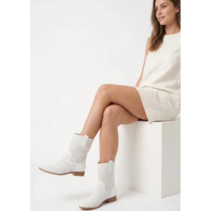 Kadın Beyaz Lazer Kesimli Delik Detaylı Günlük Rahat ve Şık Westren Tarzı Yazlık Bot