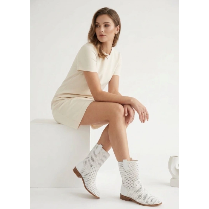 Kadın Beyaz Lazer Kesimli Delik Detaylı Günlük Rahat ve Şık Westren Tarzı Yazlık Bot