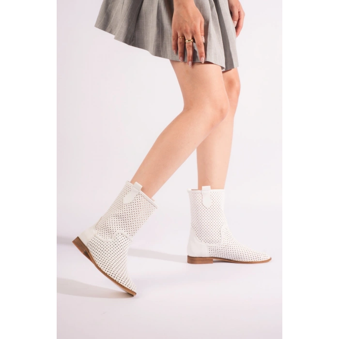 Kadın Beyaz Lazer Kesimli Delik Detaylı Günlük Rahat ve Şık Westren Tarzı Yazlık Bot