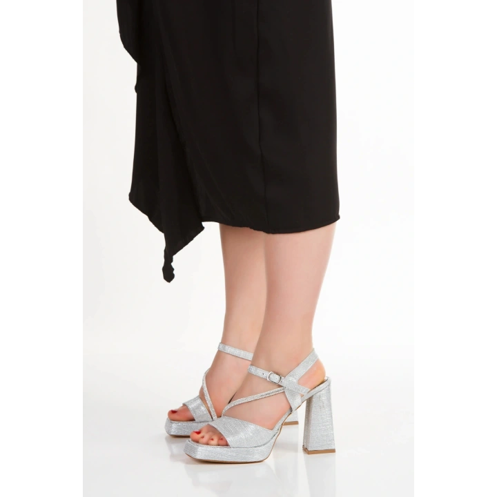 Kadın Gümüş Çizgili Tek Bantlı Yüksek Platform ve Kalın Topuklu Rahat Şık Abiye Ayakkabı