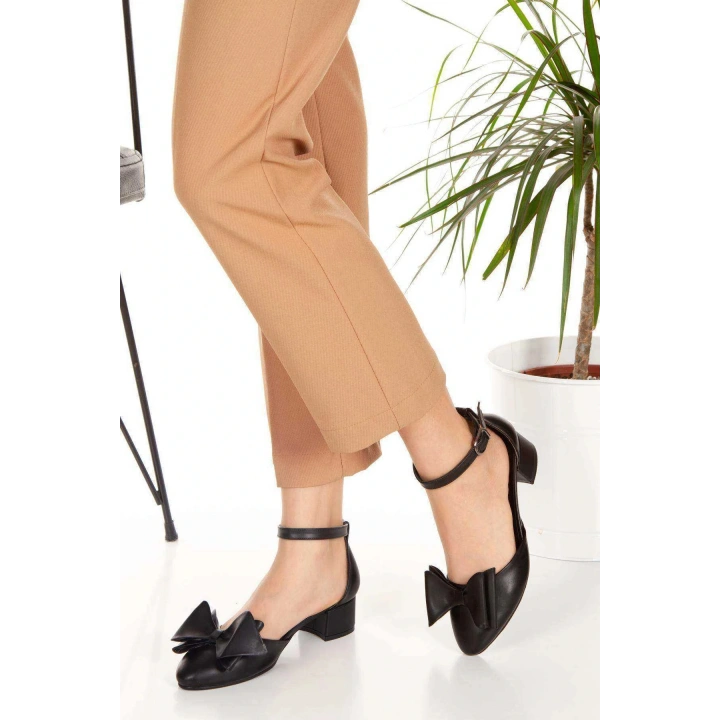 Kadın Siyah Suni Deri Cilt 3 cm Kısa Kalın Topuklu Şık Fiyonk Detaylı Stiletto Rahat Günlük Stiletto