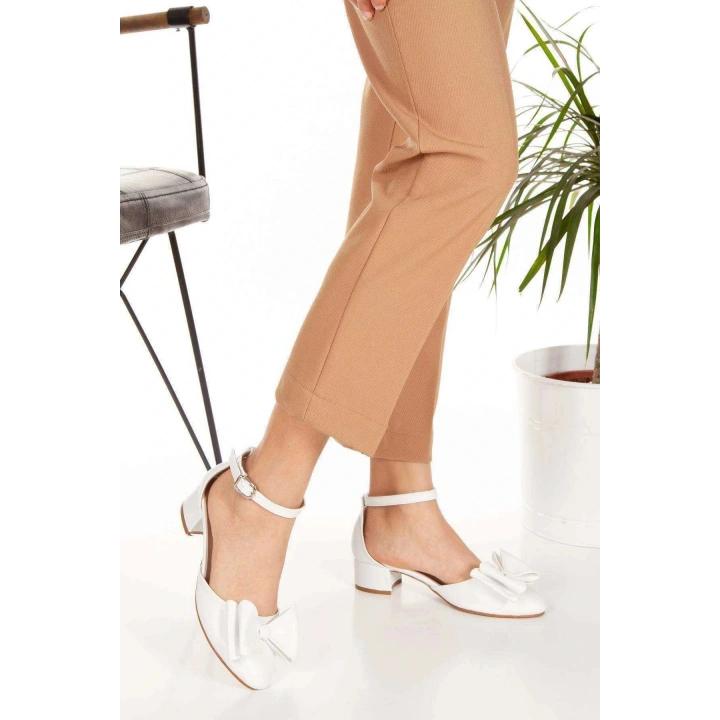 Kadın Beyaz Suni Deri Cilt 3 cm Kısa Kalın Topuklu Şık Fiyonk Detaylı Stiletto Rahat Günlük Stiletto