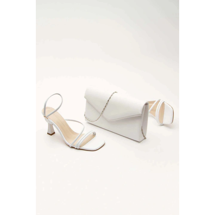 Kadın Beyaz Suni Deri Cilt Kelebek Toka Detaylı Bilekten Ayarlamalı Ayakkabı Ve Şık Çanta Kombini