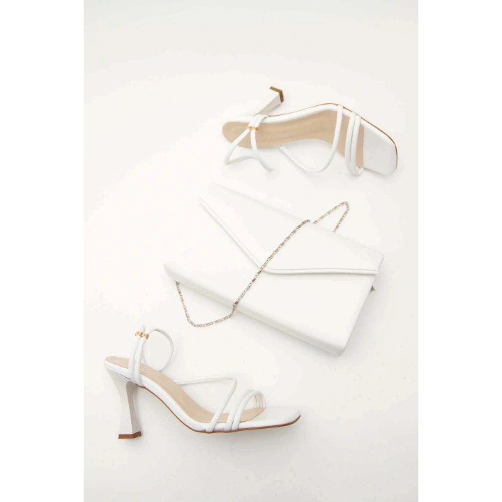 Kadın Beyaz Suni Deri Cilt Kelebek Toka Detaylı Bilekten Ayarlamalı Ayakkabı Ve Şık Çanta Kombini