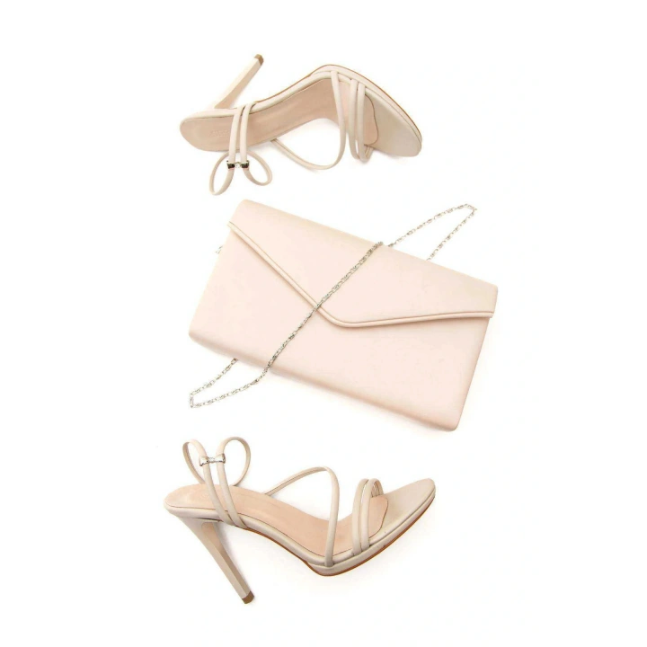 Kadın Bej Suni Deri Cilt Bilekten Ayarlamalı Ince Topuklu Platformlu Ayakkabı Ve Şık Çanta Kombini