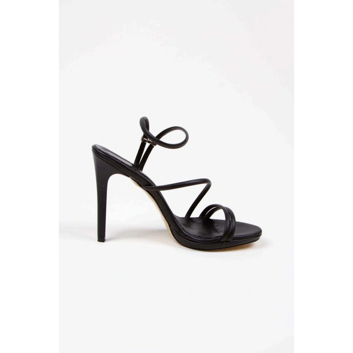 Kadın Siyah Suni Deri Cilt Bilekten Ayarlamalı Platformlu Ayakkabı Ve Şık Çanta Kombini