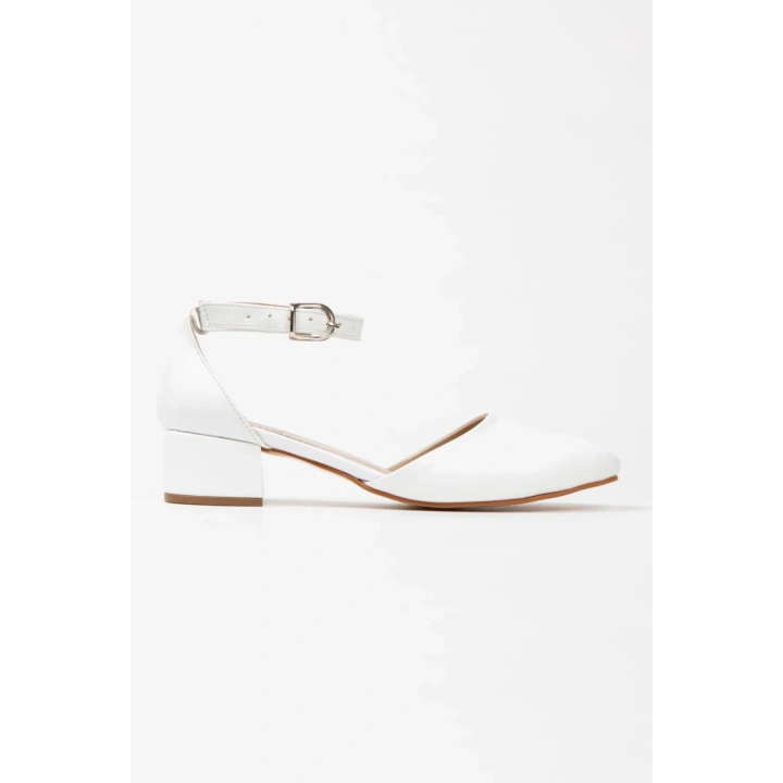 Kadın Beyaz Suni Deri Cilt Arkası Kapalı Kısa Kalın Topuklu Rahat Ve Şık Karnı Yarık Ayakkabı