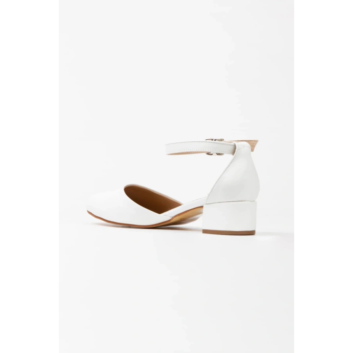 Kadın Beyaz Suni Deri Cilt Arkası Kapalı Kısa Kalın Topuklu Rahat Ve Şık Karnı Yarık Ayakkabı