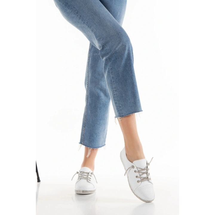 Kadın Snekar Beyaz Tabanı Ve Bağcıkları Taşlı Şık Ve Rahat Spor Ayakkabı