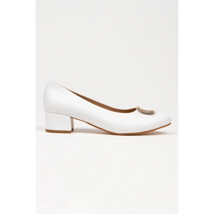 Kadın Beyaz Suni Deri Cilt Stiletto 3 cm Kısa Kalın Topuklu Şık Toka Detaylı Rahat Stiletto