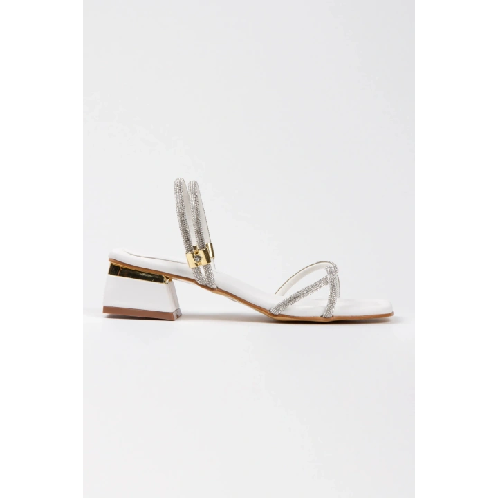 Kadın Beyaz Yumuşak Tabanlı Kalın Topuklu Parlak Damla Taşlı Klipsi Rahat Ve Şık Ayakkabı