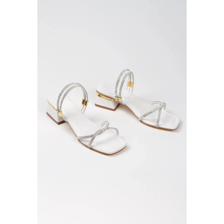 Kadın Beyaz Yumuşak Tabanlı Kalın Topuklu Parlak Damla Taşlı Klipsi Rahat Ve Şık Ayakkabı