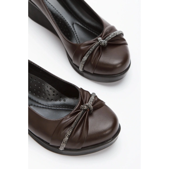 Kadın Kahve Suni Deri Cilt Ortopedik Tabanlı Şık Düğüm Taş Detaylı Rahat Dolgu Ayakkabı