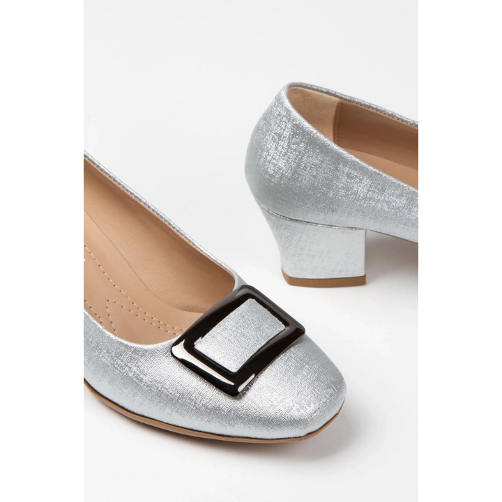 Kadın Gümüş Suni Deri 5 cm Kısa Kalın Topuklu Şık Toka Detaylı Rahat Stiletto