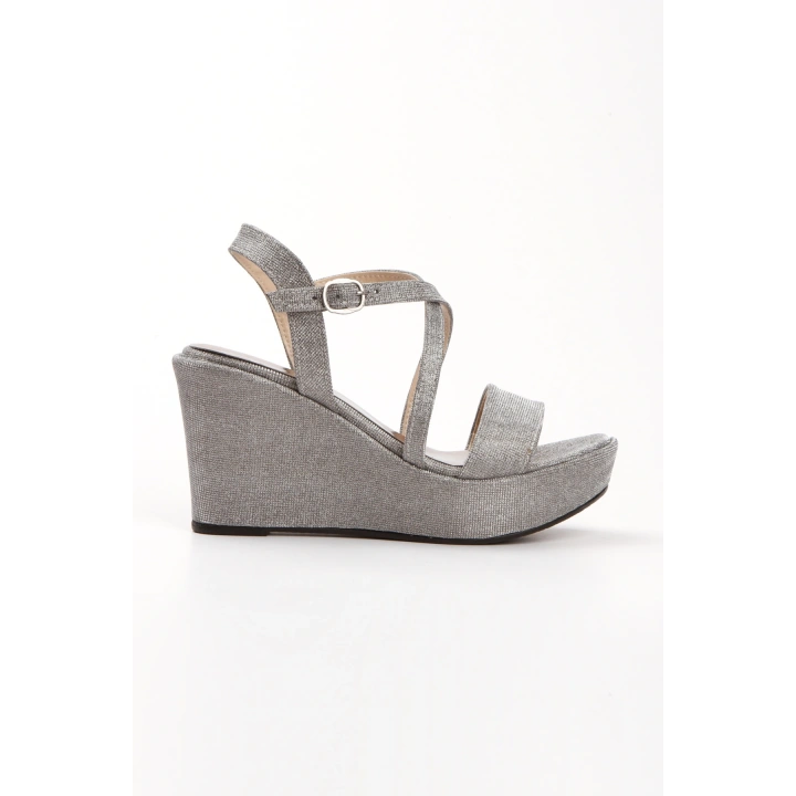 Kadın Platin Simli  Arka Açık Şık Çapraz Bantlı Dolgu Tabanlı Yazlık Ayakkabı