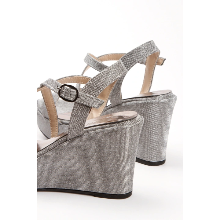 Kadın Platin Simli  Arka Açık Şık Çapraz Bantlı Dolgu Tabanlı Yazlık Ayakkabı