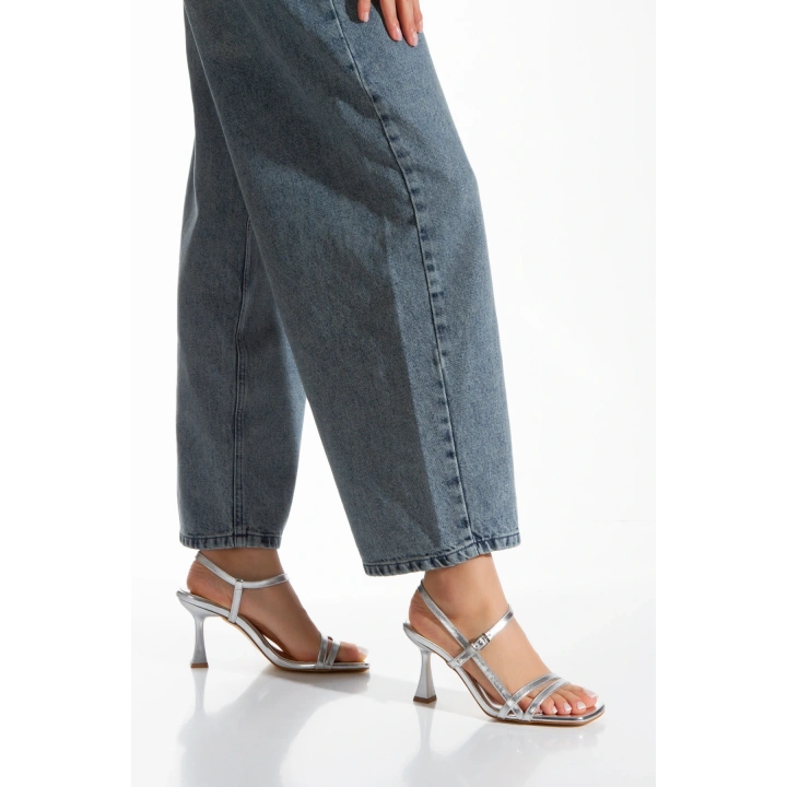 Kadın Gümüş  Metalik  Bilekten Ayarlamalı Şık Biye Detaylı Abiye Ayakkabı