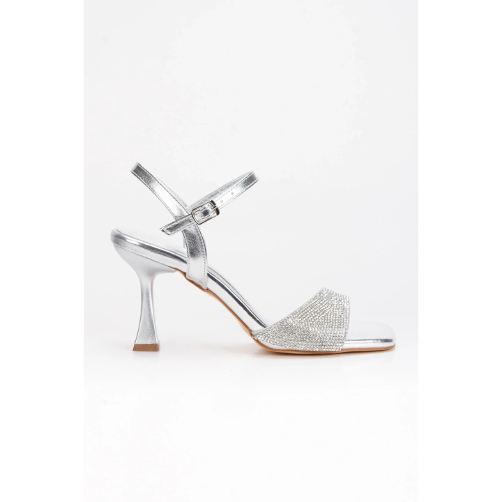 Kadın Gümüş Metalik Şık Parlak Taşlarla Bezenmiş Tek Bant Detaylı Abiye Ayakkabı