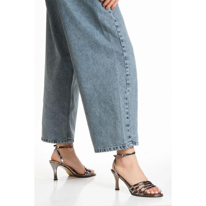 Kadın Platin Rugan Burun Şık Taş Detaylı 4 Sıralı Biyeli Abiye Ayakkabı