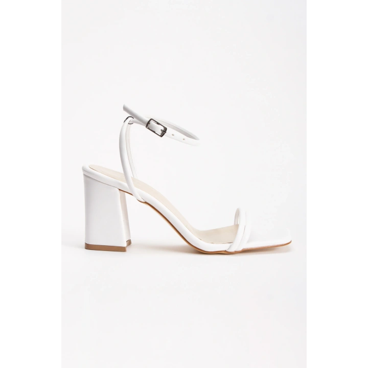 Kadın Beyaz Cilt Çift Bantlı Bilekten Bağlamalı Kalın Topuklu Yazlık Ayakkabı