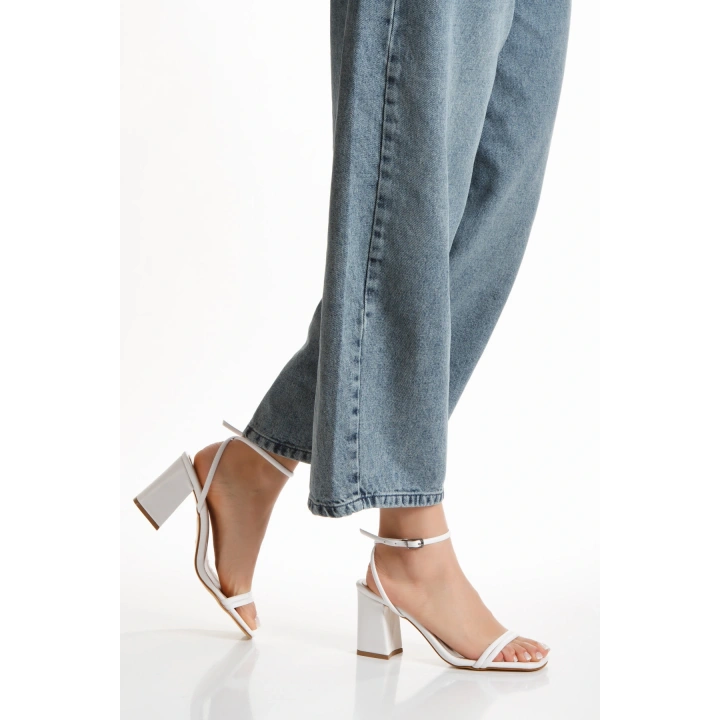 Kadın Beyaz Cilt Çift Bantlı Bilekten Bağlamalı Kalın Topuklu Yazlık Ayakkabı