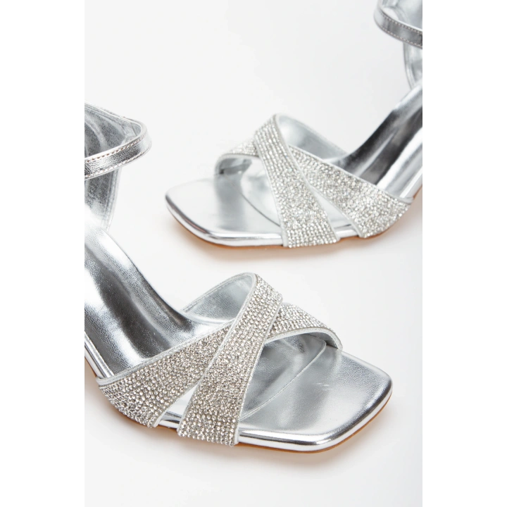 Kadın Gümüş Metalik Şık Parlak Taşlarla Bezenmiş Kedigözü Detaylı Kalın Topuklu Abiye Ayakkabı