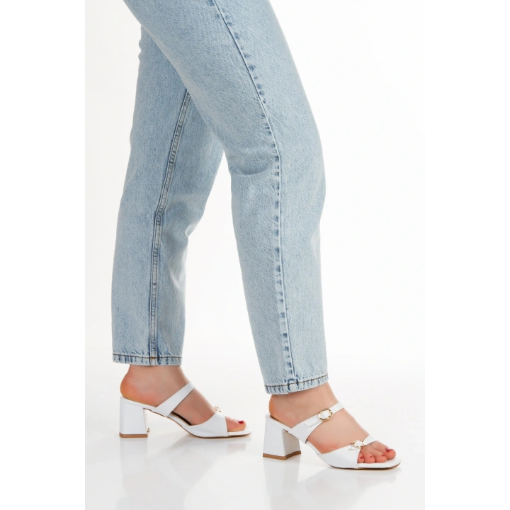 Kadın Beyaz Suni Deri Cilt Kalın Topuklu Şık Toka Detaylı Rahat Terlik