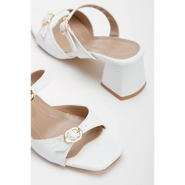 Kadın Beyaz Suni Deri Cilt Kalın Topuklu Şık Toka Detaylı Rahat Terlik