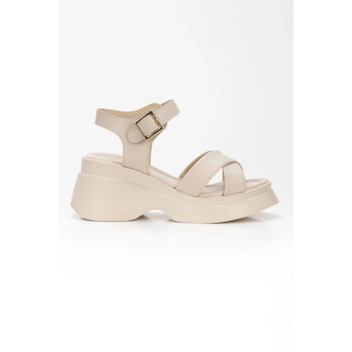 Kadın Bej Kedigözü Detaylı Dolgu Tabanlı Şık Yazlık Ayakkabı