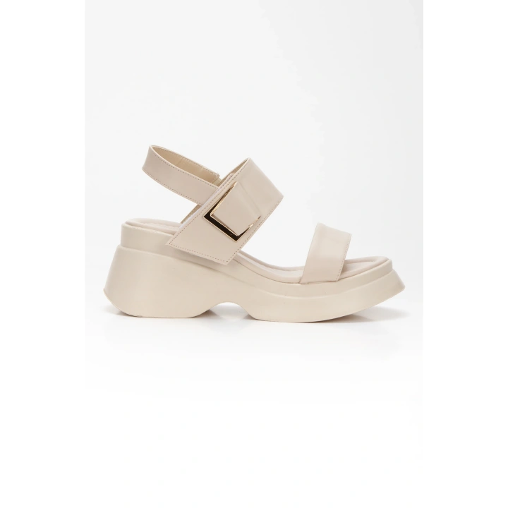 Kadın Bej Suni Deri CiltTek Bant Detaylı Cırt Cırtlı Dolgu Tabanlı Şık Yazlık Ayakkabı