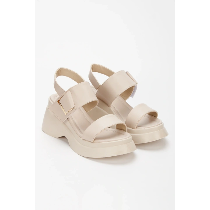 Kadın Bej Suni Deri CiltTek Bant Detaylı Cırt Cırtlı Dolgu Tabanlı Şık Yazlık Ayakkabı