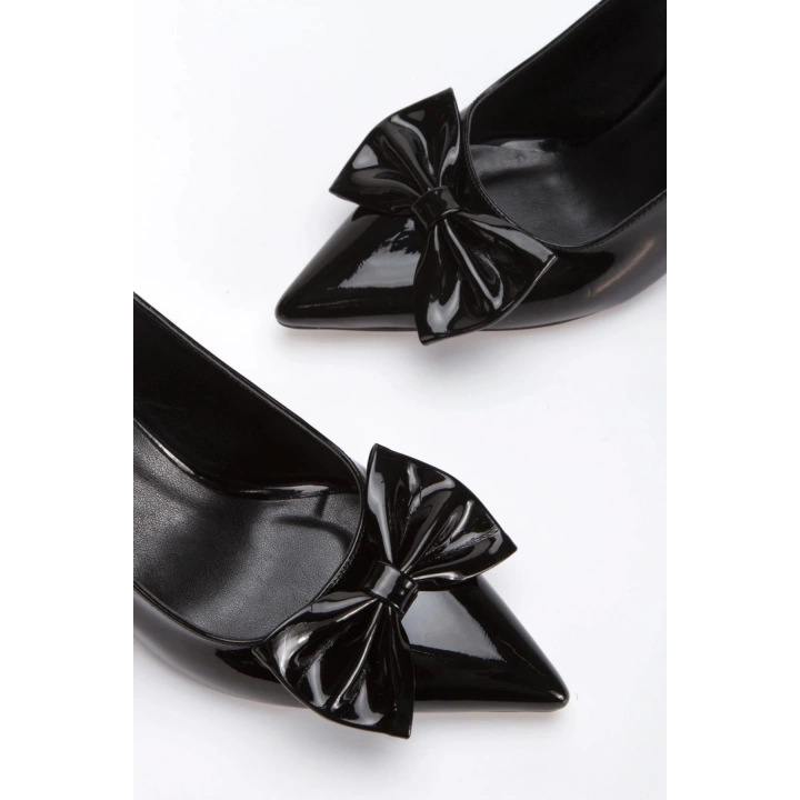 Kadın Siyah Rugan Fiyonklu Kısa İnce Topuklu Sivri Burunlu Şık Stiletto Ayakkabı