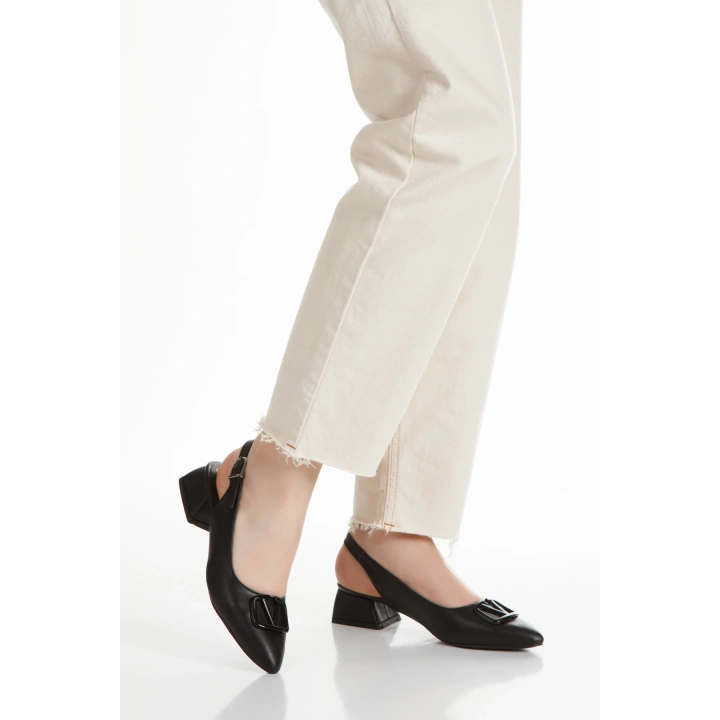 Kadın Siyah Cİlt Arkası Açık Kısa Kalın Topuklu ve Şık Toka Detaylı Rahat Stiletto