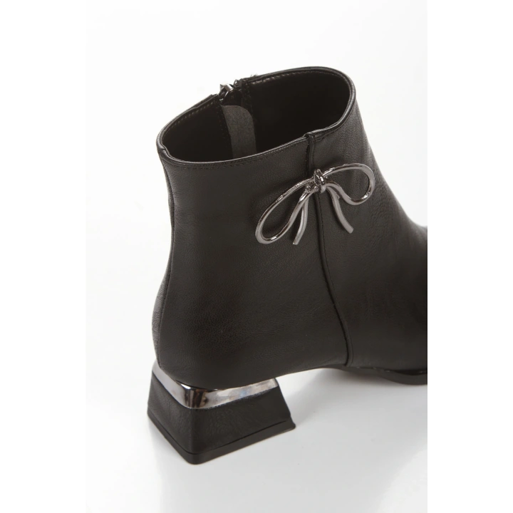 Kadın Siyah Sivri Burunlu Galvaniz Kalın Topuklu Şık Fiyonk Detaylı Rahat Kışlık Bot