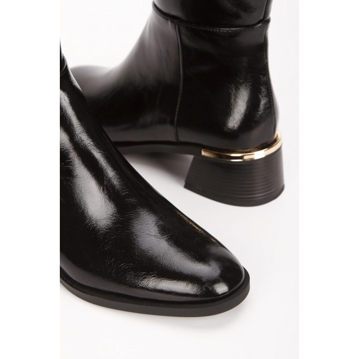 Kadın Siyah Rugan Sivri Burunlu Şık Toka Detaylı Rahat Çizme