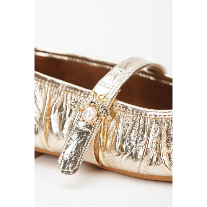 Kadın Altın Pileli Düz Topuklu Şık Toka Detaylı Rahat Babet Ayakkabı