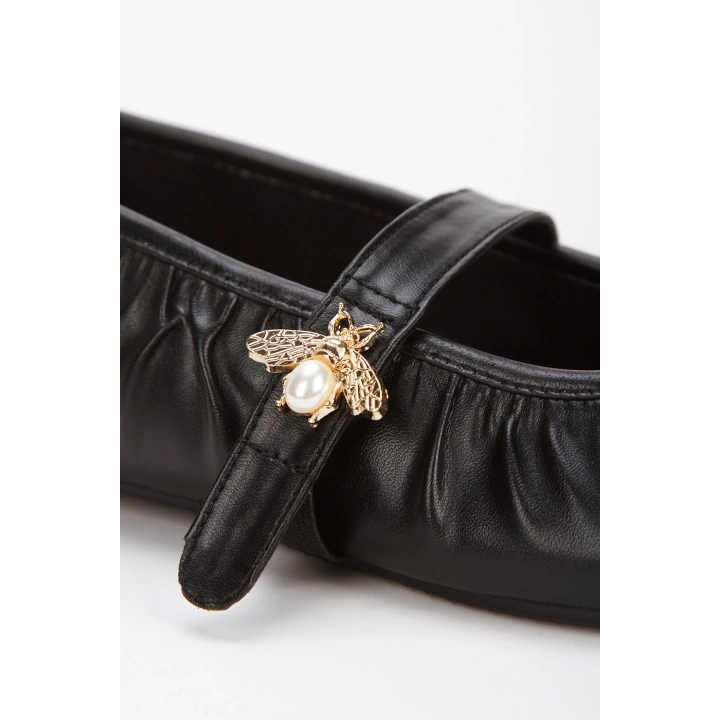 Kadın Siyah Pileli Düz Topuklu Şık Toka Detaylı Rahat Babet Ayakkabı