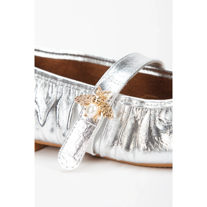 Kadın Gümüş Pileli Düz Topuklu Şık Toka Detaylı Rahat Babet Ayakkabı