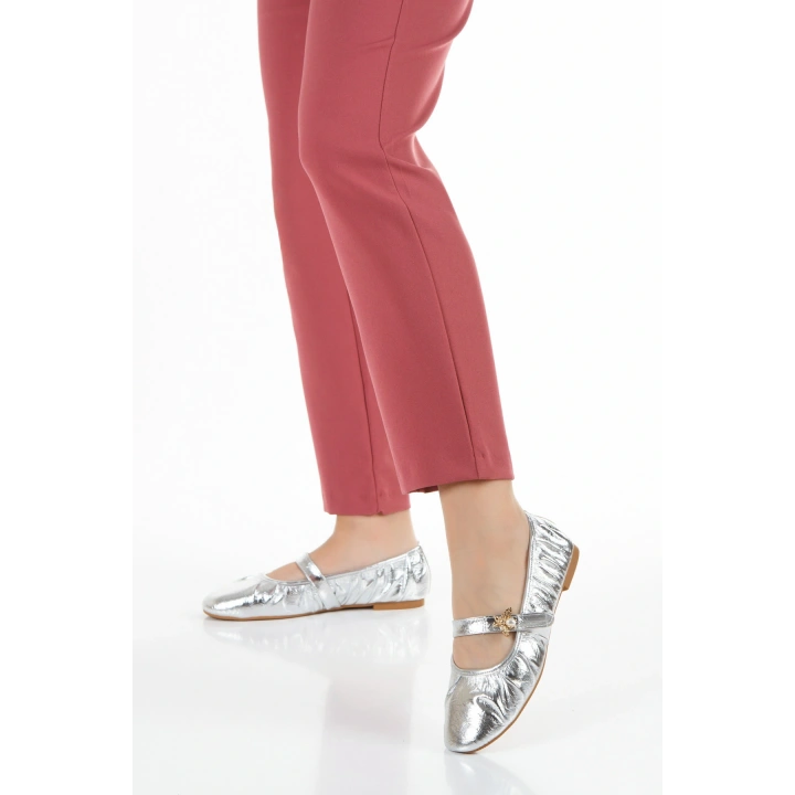 Kadın Gümüş Pileli Düz Topuklu Şık Toka Detaylı Rahat Babet Ayakkabı