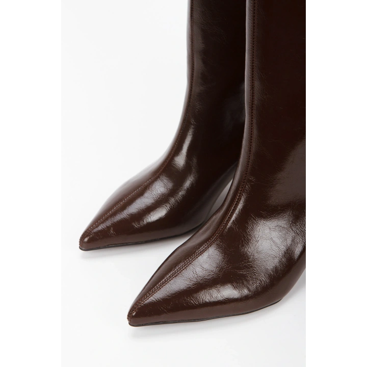 Kadın Kahverengi Rugan Sivri Burunlu Baldır Kısmı Geniş Fermuarsız Çekme Çizme