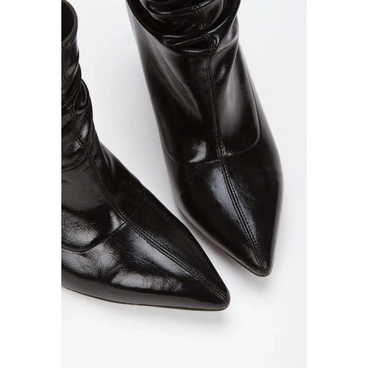 Kadın Siyah Rugan Sivri Burunlu İnce Topuklu Körüklü ve Şık Toka Detaylı Rahat Bot