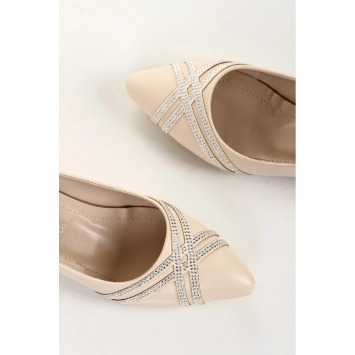 Kadın Bej Suni Deri Cilt Sivri Burunlu Kısa Kalın Topuklu Şık Taş Detaylı Stiletto