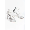 Kadın Gümüş Metalik Çift Bantlı Arkası Fermuarlı Bilekten Şık Damla Taşlı Platformlu Abiye Ayakkabı