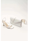 Kadın Beyaz Suni Deri Cilt Kelebek Toka Detaylı Bilekten Ayarlamalı Ayakkabı Ve Şık Çanta Kombini