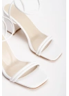 Kadın Beyaz Cilt Çift Bantlı Bilekten Bağlamalı Kalın Topuklu Yazlık Ayakkabı